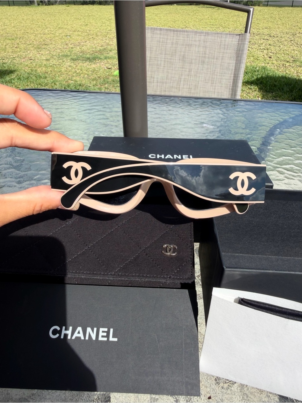 CHANEL Black and Nude Cat-Eye Sunglasses - Picture 4 of 8